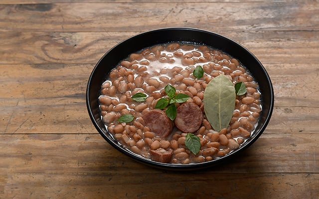 O meu feijão fica pronto em 5 minutos e eu economizo muito com gás: o truque está em cozinhá-lo congelado!