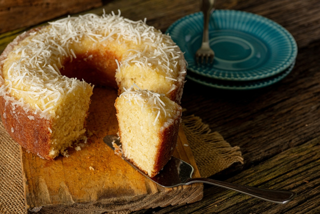 Bolo de tapioca com coco: sempre faço essa receita aqui em casa não sobra uma fatia para contar história