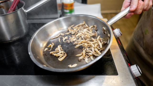 As panelas de aço inoxidável são maravilhosas, mas se você não fizer isso antes de cozinhar, toda a comida vai grudar