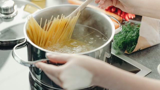 Cozinheiros espanhóis e italianos concordam: "Temos que retirar a massa da água dois, três ou quatro minutos antes do tempo indicado pelo fabricante para que ela amoleça adequadamente”
