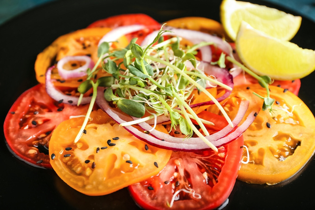 Sempre faço esse carpaccio de tomate que aprendi com um italiano quando recebo uma visita surpresa: receita é saborosa e fica pronta em poucos minutos