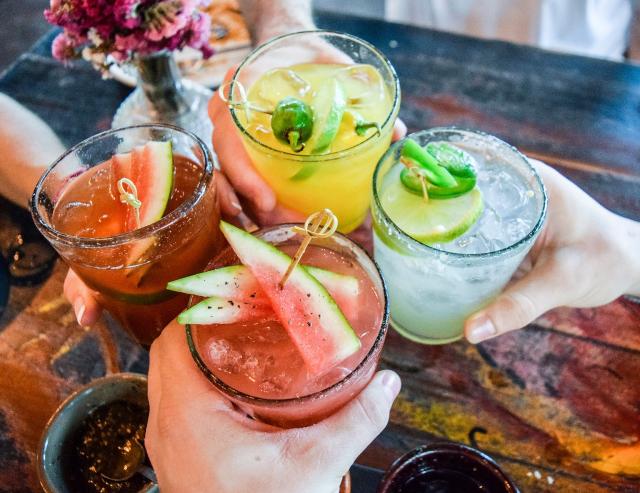 Sextou! Dicas para fazer drinks e petiscos para receber os amigos em casa sem estresse