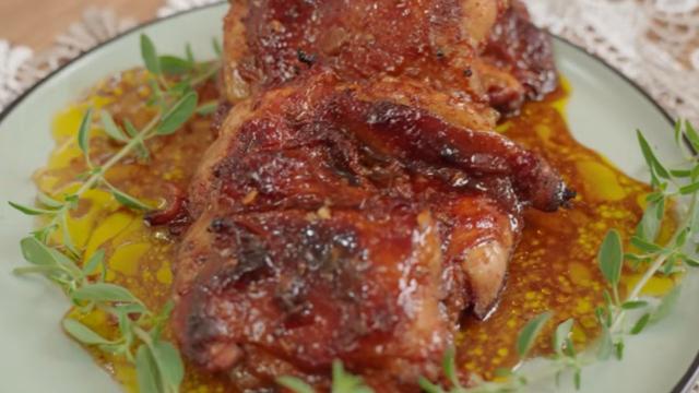 Essa é a sobrecoxa mais SUCULENTA que você vai comer na vida: minha tia faz essa receita há 10 anos e finalmente me revelou o segredo