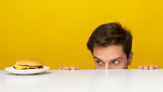Segundo a psicologia, é por isso que você come mesmo sem fome