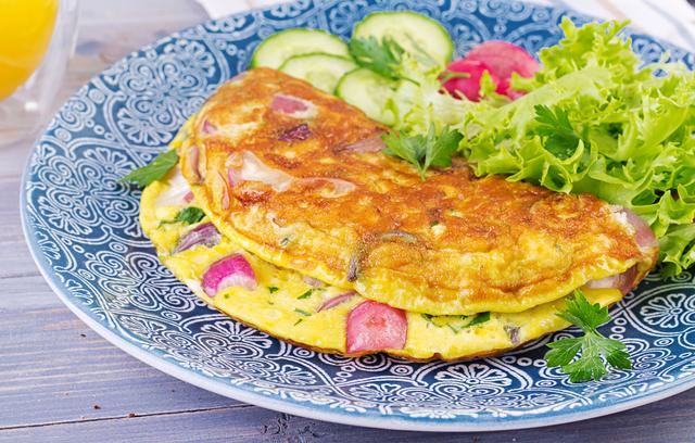 Adeus ao garfo: bater os ovos assim para fazer omelete é mil vezes melhor e dá um resultado bem mais fofinho