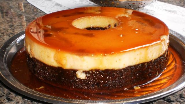 Bolo de chocolate + pudim de leite condensado se unem na sobremesa mais perfeita que você vai provar hoje!