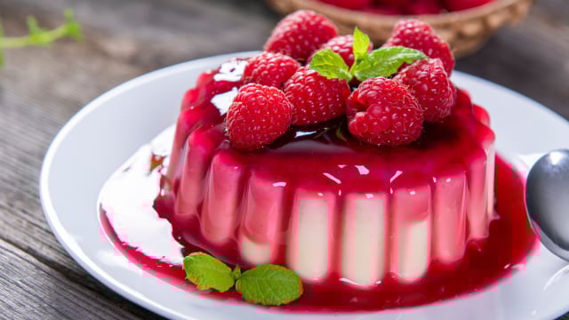 Aprendi com uma chef confeiteira a fazer panacota com calda de frutas vermelhas que fica perfeita para desenformar