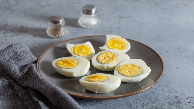 Ovos cozidos servidos cortados ao meio com gemas esverdeada. (Foto: Shutterstock)