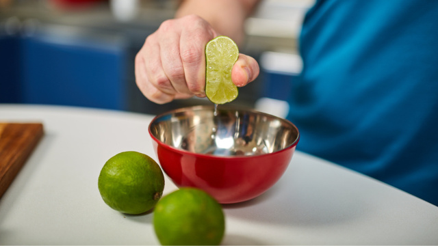 3 truques com suco de limão para economizar tempo no preparo das refeições da semana