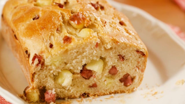 Sobrou arroz na geladeira? Esta receita transforma o ingrediente em um pão fofinho recheado com calabresa e queijo coalho