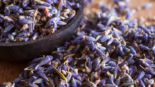 A lavanda acrescenta um aroma agradável à mistura. (Créditos: Canva)
