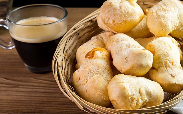 Café cremoso com pão de queijo de frigideira: 2 receitas simples para fazer um café da manhã em 15 minutos