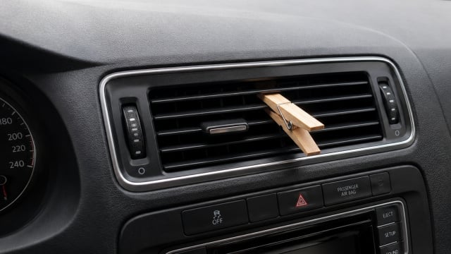 Prender um pregador de roupa de madeira no ar condicionado do seu carro: para que serve e por que é recomendado para melhorar o controle climático