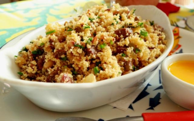 A farofa natalina tem os ingredientes certos para decorar a mesa da sua ceia (Créditos: TudoGostoso)