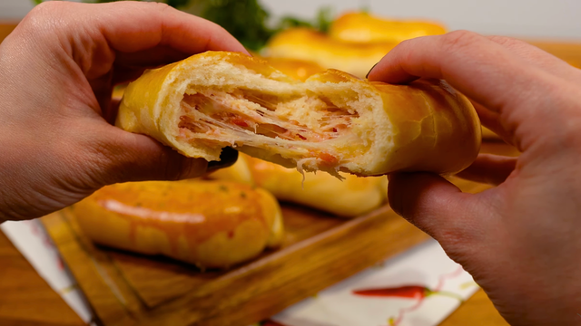 A minha avó faz esse salgado assado há mais de 20 anos e a gente já fez muito dinheiro vendendo salgado com essa massa