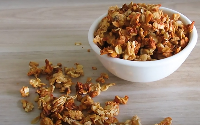 Você só precisa de três ingredientes para preparar a melhor granola para o café da manhã