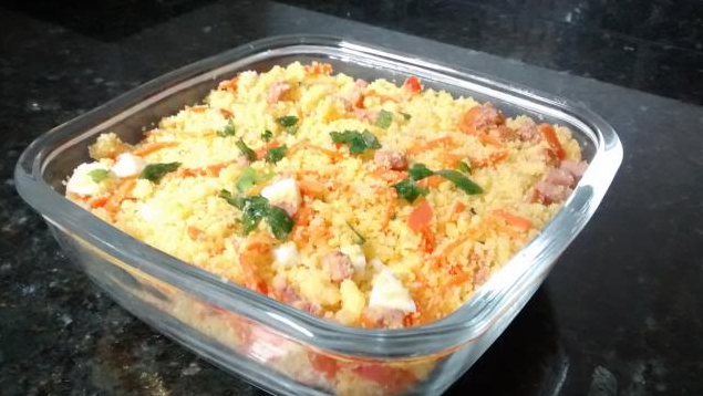 Farofa de cuscuz com calabresa. (Créditos: TudoGostoso)