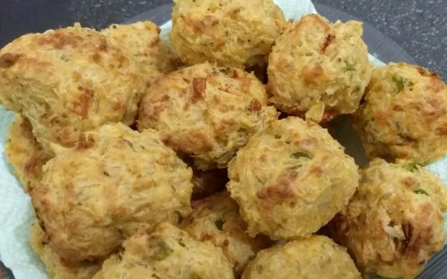 Incremente o bolinho de arroz usando queijo e preparando na airfryer (Créditos: TudoGostoso/Roana Priscila)