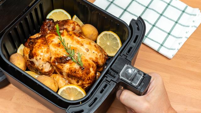 Boa, barata e com desconto surreal! A air fryer da Elgin está menos de R$ 200 na Black Friday!
