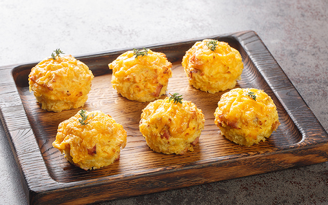 Nem airfryer, nem fritura: esse bolinho de batata sequinho leva poucos ingredientes e fica pronto em 20 minutos
