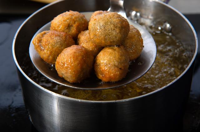 A azeitona empanada deve ser frita em óleo quente, por imersão (Créditos: Shutterstock)