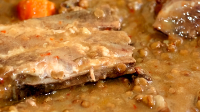 Nem chouriço, nem morcela: esta é a minha carne preferida para dar sabor e proteína às lentilhas