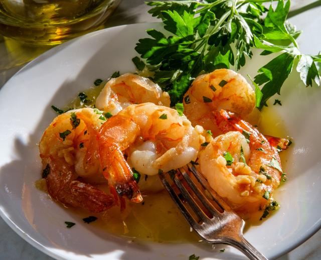 Camarões ao alho com um toque extra de sabor, a receita para saborear sem gastar muito com frutos do mar