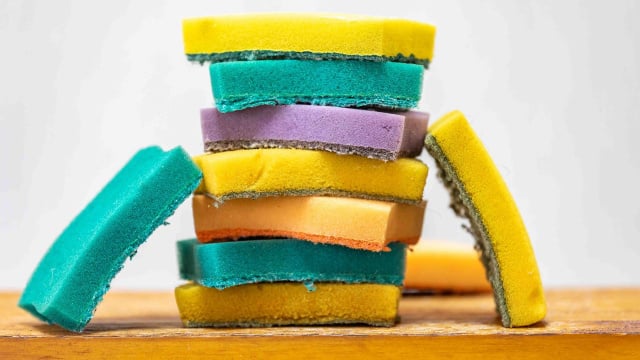Muito além de ajudar na limpeza da louça, as esponjas podem ser usadas na organização e em outras tarefas dentro de casa (Créditos: Shutterstock)