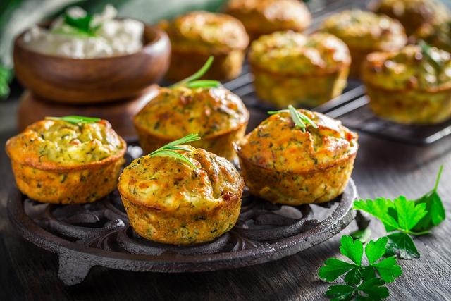 Bolinho de quinoa e abobrinha é o melhor lanche saudável que você vai ver hoje: receita fácil e as crianças se deliciam!