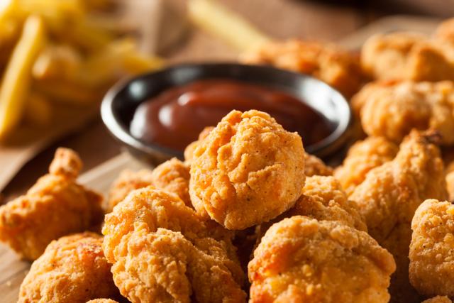 Pipoca de frango crocante na airfryer é a receita fácil de petisco que você vai querer comer durante todo o carnaval