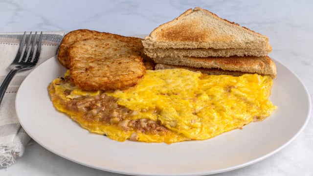 O TudoGostoso revela qual é a melhor escolha entre omelete e pão com ovo para evitar picos de glicose