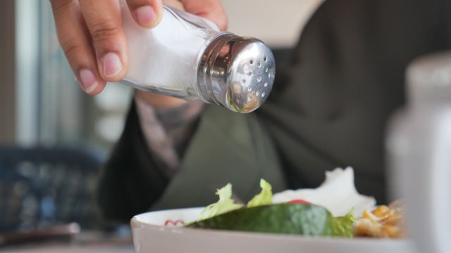 Muito associado ao sal de cozinha, o sódio é um mineral importante para o bom funcionamento do organismo, mas deve ser consumido com moderação (Créditos: Shutterstock)