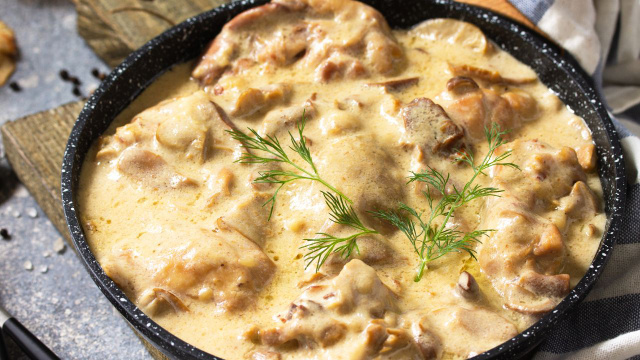 Nem strogonoff, nem fricassê: isca de frango ao molho de mostarda é a receita que vai surpreender sua família no almoço