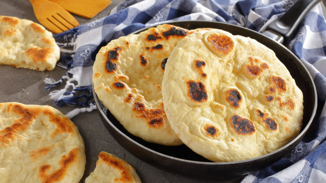 Pão caseiro de frigideira com apenas 2 ingredientes: receita fácil, leve e rápida, perfeita para café da manhã ou lanche