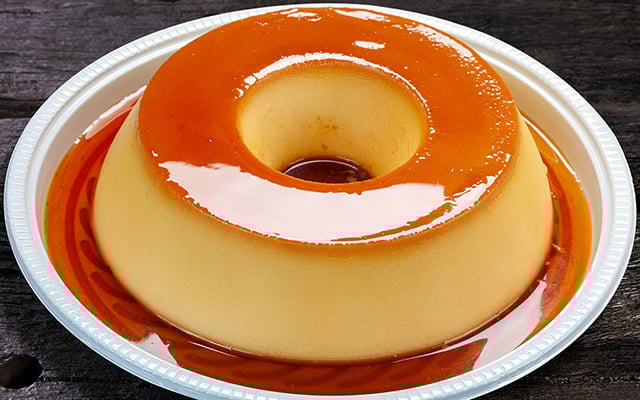 Não precisa de liquidificador, nem de batedeira: como fazer pudim de leite condensado sem furinhos fácil