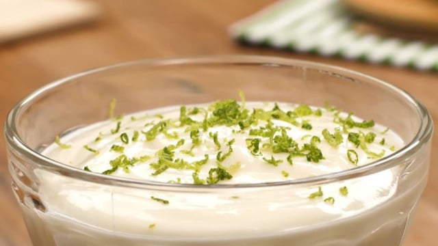 Usar raspas de limão deixa a sobremesa mais bonita e aromática (Créditos: TudoGostoso)