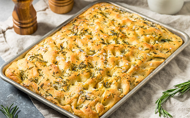 Focaccia fofinha: esse é o jeito certo de conseguir uma massa deliciosa e com uma cobertura melhor ainda