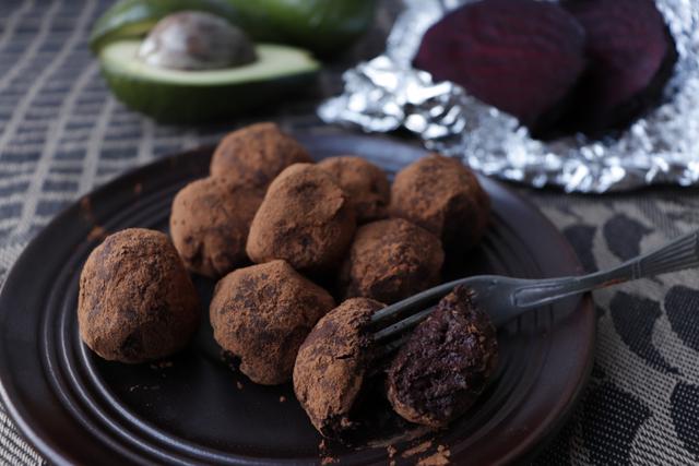 Receita de brigadeiro fit com 3 ingredientes: aprenda a preparar versão saudável do doce para comer sem culpa