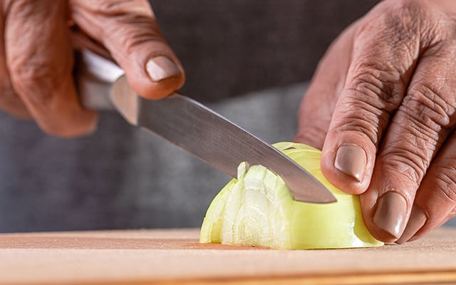 Pouca gente sabe por que a cebola fica amarga depois de cortada, mas o TudoGostoso explica como evitar e salvar suas receitas