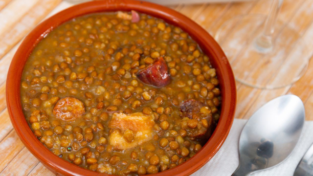 Mal passou o Natal e já estou pensando na lentilha de Ano-Novo: prato tradicional da virada é uma delícia e muito fácil de fazer