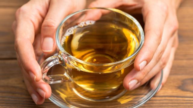 Chá da juventude é uma explosão de antioxidantes para a sua pele: beba pela manhã e veja efeitos nas rugas e nos cabelos também!
