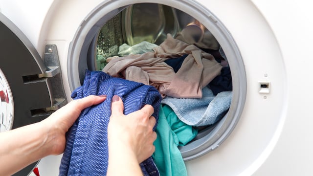 Apesar de incômodo, nem sempre é preciso lavar as roupas novamente para retirar os pedacinhos de papel do tecido (Créditos: Shutterstock)
