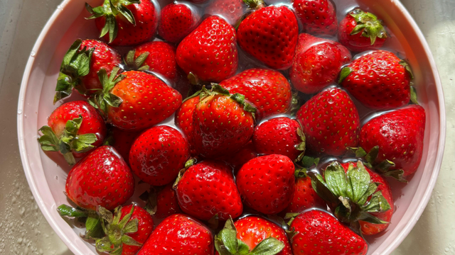 Todo mundo pula essa etapa, mas o TudoGostoso recomenda deixar as frutas vermelhas de molho no vinagre
