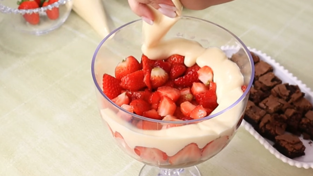 Lembre-se de colocar a mousse bem colada nas paredes para uma apresentação bonita (Créditos: Reprodução / YouTube @AnelyseMartins)