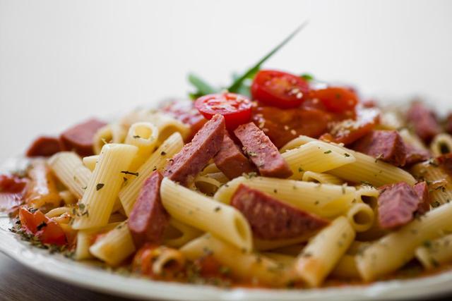 Macarrão com linguiça na panela de pressão (Créditos: TudoGostoso)