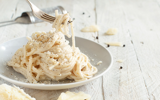 A ciência por trás do cacio e pepe: finalmente entendi por que o molho com queijo e água sempre dava errado e agora sempre acerto!