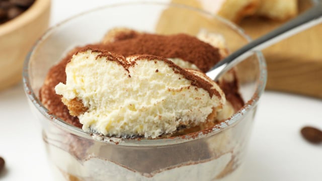Monte o tiramisu em uma travessa para compartilhar ou em taças individuais (Créditos: Shutterstock)