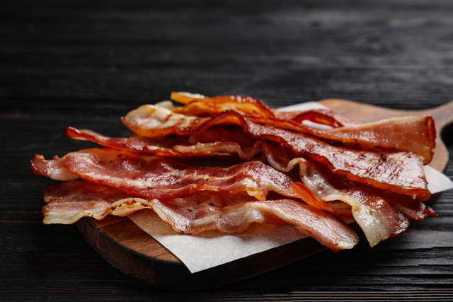 Como fritar bacon no micro-ondas em três passos simples