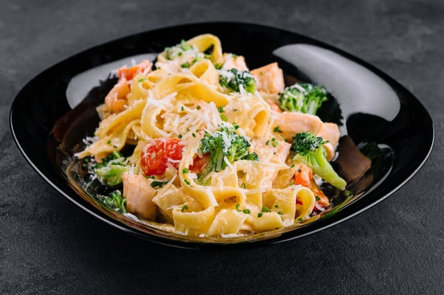 O macarrão cremoso com salmão da minha sogra é o prato favorito da nossa família