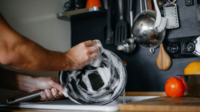 Lavar a panela ainda quente é um dos hábitos que mais prejudicam o utensílio. (créditos: Shutterstock)